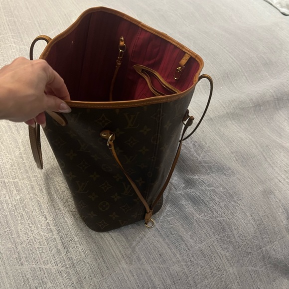 LV The Neverfull MM tote unites timeless design with heritage details. - Picture 3 of 7
